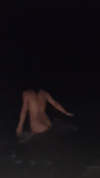 남친이 촬영하는 동안 밤에 바다에서 알몸으로 벗은 음란한 십대