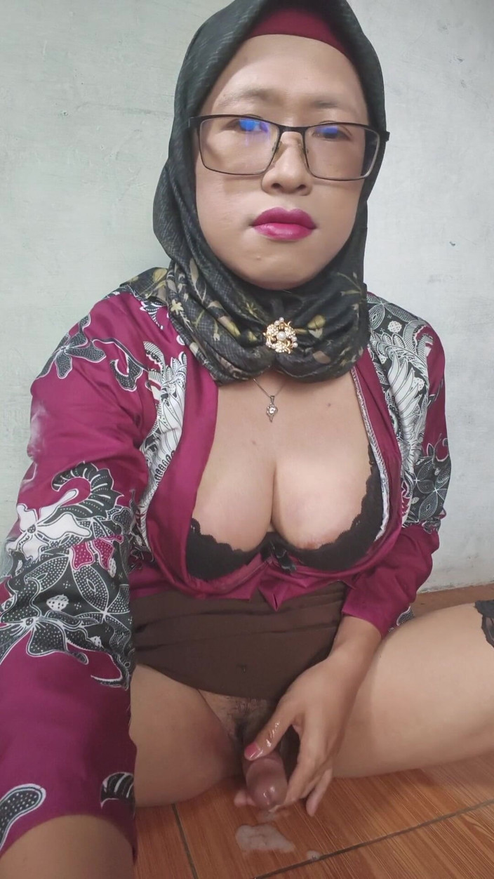 Mitha Zhe: Hijab Shemale Mitha Zhe Fucks Herself with a Dildo
