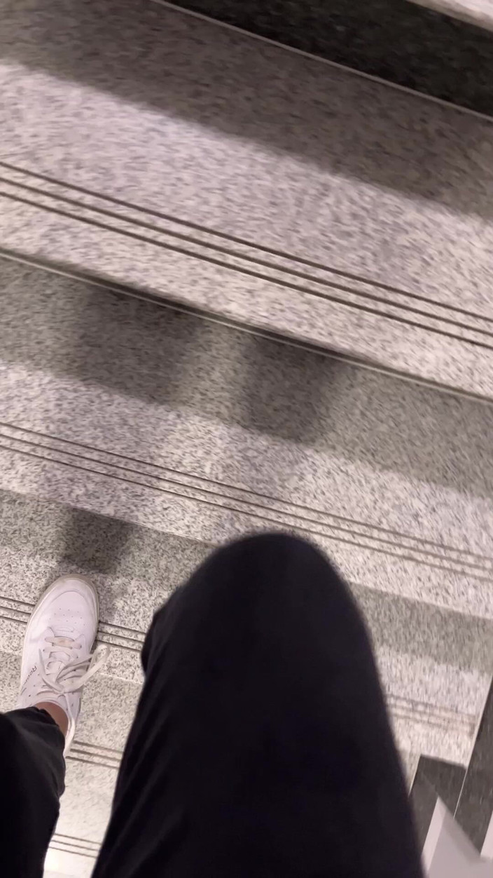 Feet: स्पोर्ट्स शूज़ में चलना