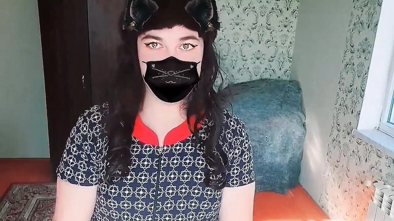 Kitty_Cross: Hravá trans dívka ukazuje tetování stehna v krátké sukni