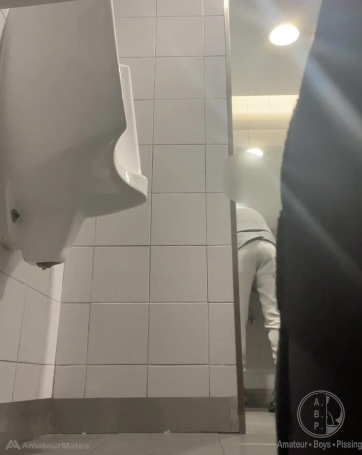 AmateurBoysPissing: 2 pojkar i sneakers som har kul på offentliga toaletter...