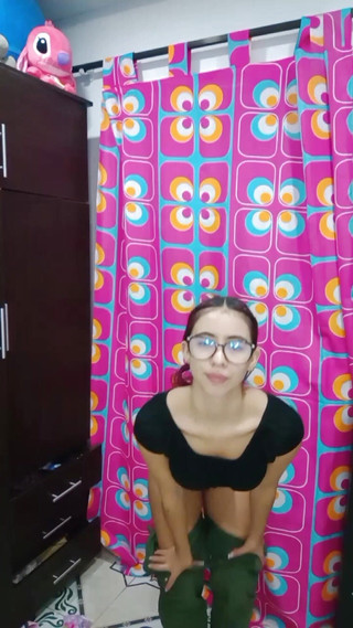bitchsultry: Měkká dívka s dokonalými kozami masturbuje k orgasmu