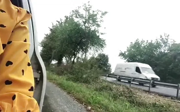 Loola et jim: I show my breasts by the side of the road