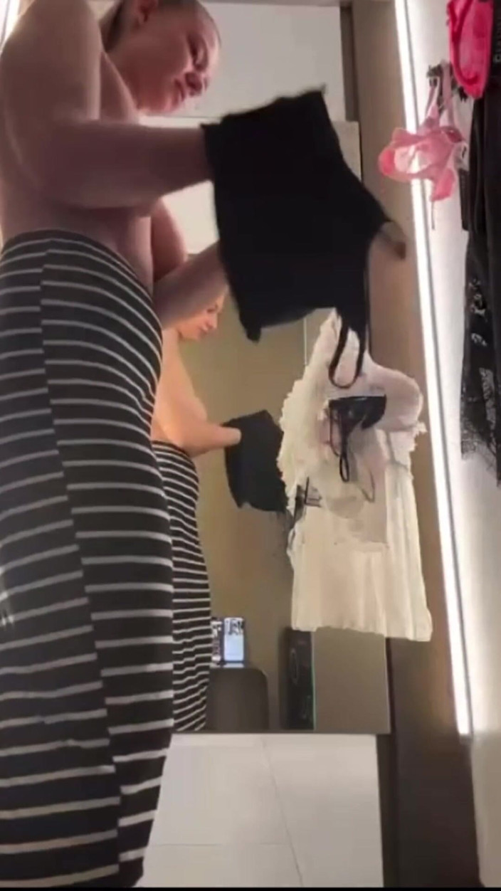 JuiceLussie: Extreme Masturbate in the Locker Room