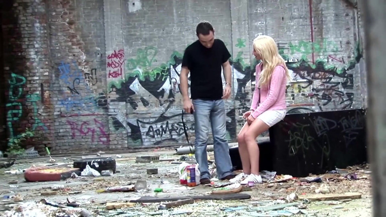 Public Entertainment: Une nana blonde écarte les cuisses à l'extérieur