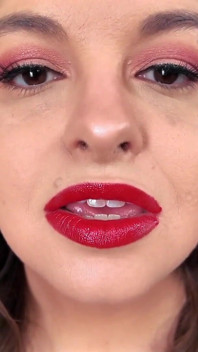 Per sempre debole per le mie labbra - la seductress Sydney urla applica il rossetto rosso prima di coprirti con i suoi segni di bacio