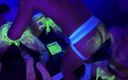 Brett Tyler: Gangbang orgie ffisting avec partouze avec lubrifiant UV