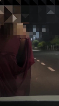 Une bhabhi sexy se fait baiser par un inconnu sur la route