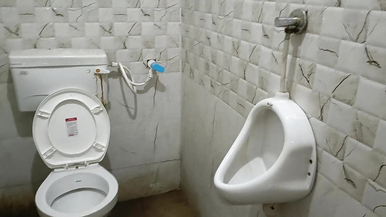 LovedSunsine1990: El yıkama musluğuna işedim