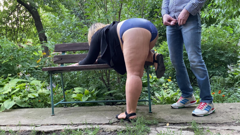 OurFetishLife: 継母は彼女の義理の息子がパンティーで彼女のゴージャスなお尻におしっこをさせました