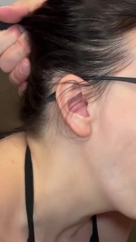Brunette milf in zwarte netkousen en hakken wordt geneukt door dekhengst met grote blanke pik