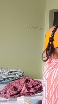 Sexy vecina de enormes tetas esposa en sari y blusa la folló duro al estilo perrito y entró dentro de ella