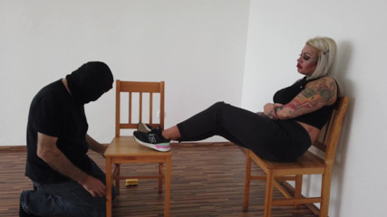 Fetish videos by Alex: Nožní otrok uctívá potetované nohy