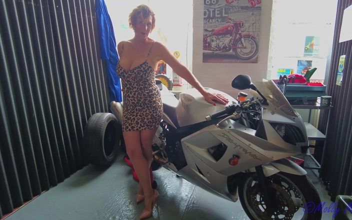 Molly MILF: Máy bay bà già chạy xe máy