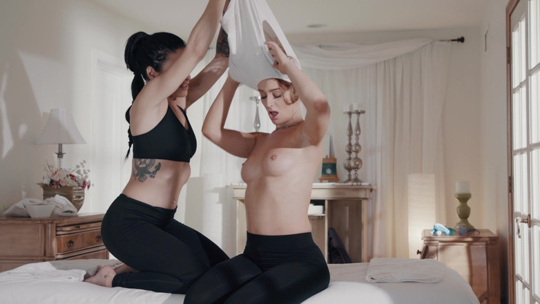 SweetheartVideo: Sodomie lesbienne 3_scene 1_living pour une sodomie lesbienne