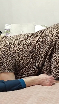 La mia ragazza ha interrotto la mia sega, mi ha fatto un pompino profondo e ingoiato lo sperma