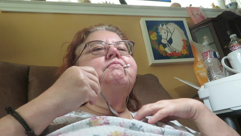 BBW nurse Vicki adventures with friends: あなたの餌箱のために私のプリンカップを食べる