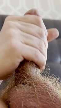 Une grosse bite blanche reçoit une énorme éjaculation