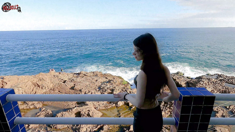 Dolls Cult: 梅尔在人面前在阳台上脱衣服