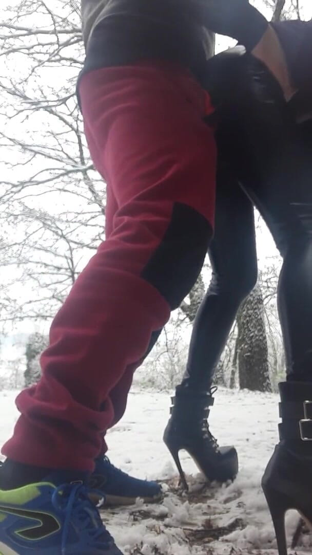 LauraOnHeels: Laura On Podpatky modelka 2021 video šukání ve stoje mezi sněhovou creampie