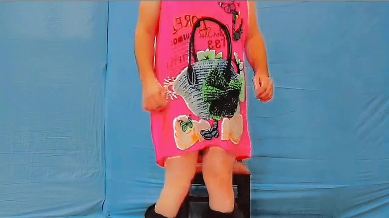 Kitty_Cross: Lelaki Pondan yang suka berehat di bantal merah jambu lembut