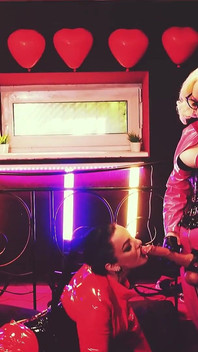 핫한 라텍스 밀프 딥 스트랩 온 섹스! 아리아 그랜더