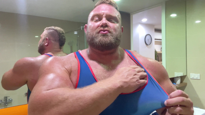 Jack stacked: Buigen in de badkamer na de sportschool!