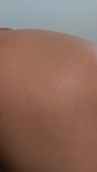Asiática puta com uma buceta gostosa faz uma massagem no pau do cliente