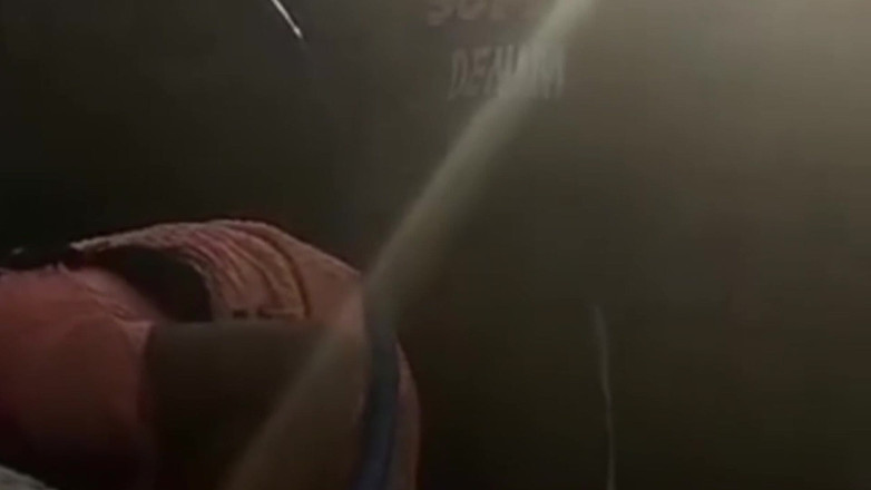 Trilokinath: Namorada do interior beijando recarga de água ao ar livre em...