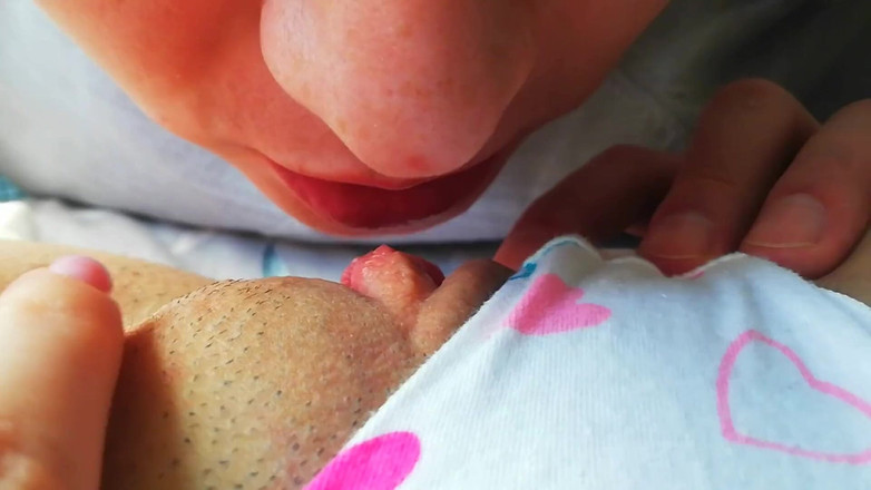 Squirt_orgasm_69: Ho aiutato la mia sorellastra ad avere un orgasmo con...