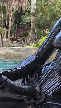 Adore ta déesse du caoutchouc au bord de la piscine