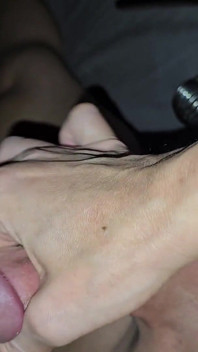 Suono il suo cazzo fino a quando non è scoppiato le sue palle su tutte le mani
