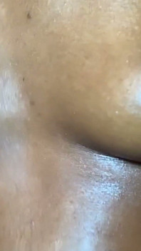 Si cantik eboni panas merangkul penggambaran glamor sensual lengkungnya