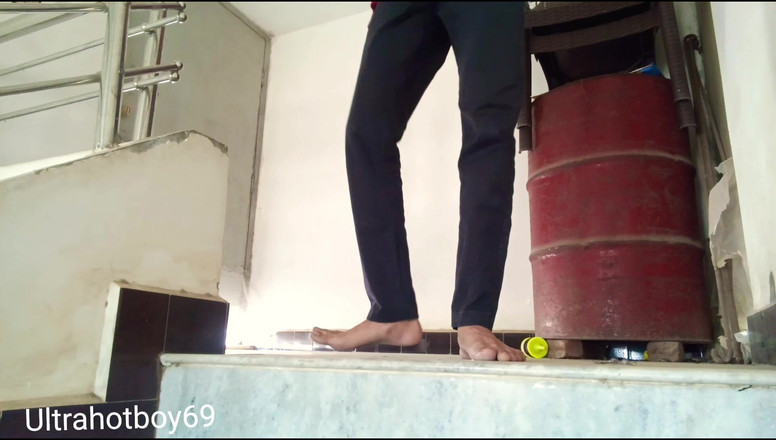 UltraHotBoy69: Keseronokan di bilik teres