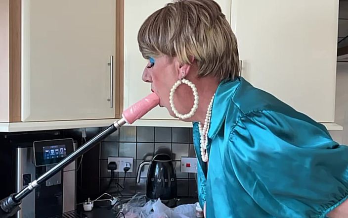 Mature Tina TV: ¡Mi máquina sexual ha llegado!
