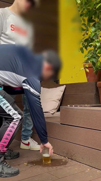 2 băieți încearcă să se într-un pahar
