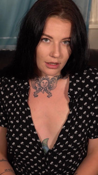 Keeley - tetas y tatuajes
