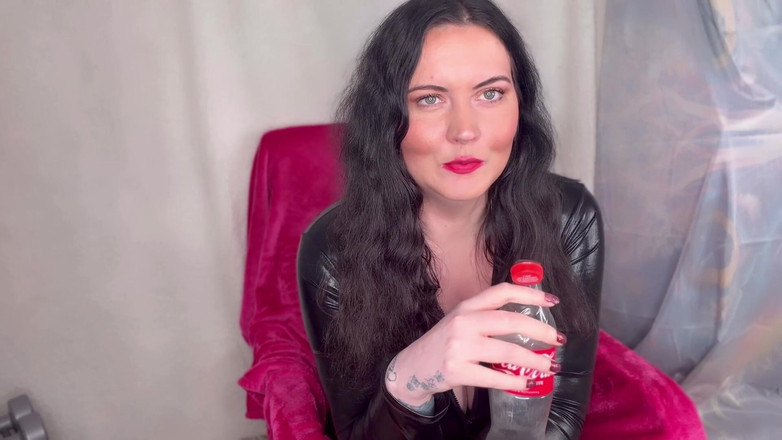 MissFFW: Miss ffw कोला और बर्पिंग की बोतल का मजा लेती है