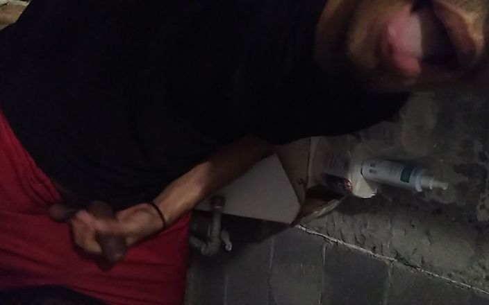 AlexAlejandro13: Era necessario una cannuccia in bagno. In realtà ti piace...