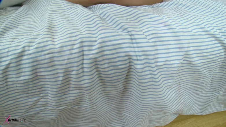 XdreamsTV: アリーシャはペニスを彼女の小さなおまんこに閉じ込めるのが大好きです