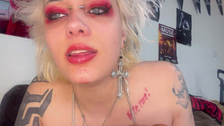 Glitterqueen1999: Lippenstift kust en pijpbeurt rode zwarte lippen diep in keel...