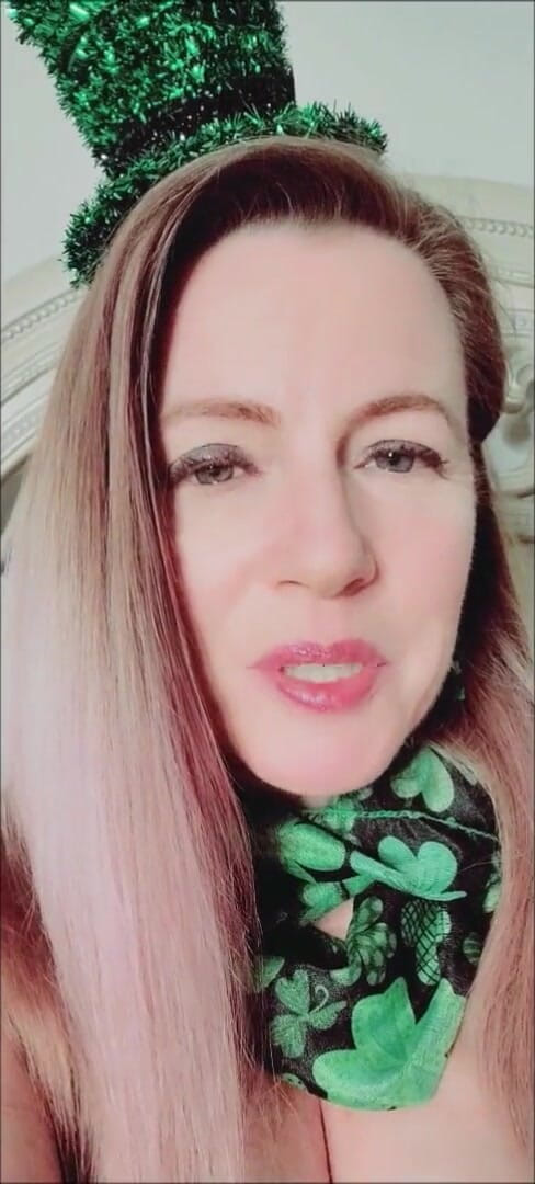 Nikki Nevada: Aziz Patrick Günü üvey oğlu dildoyla sikişiyor ve 31 talimatı