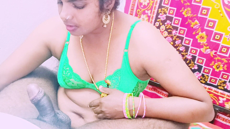 Telugu honey lips: 德西继母深深地通过口交。