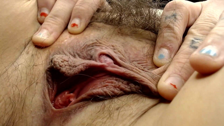 Abby Anna: Grandi labbra sexy che giocano in primo piano con labbra...