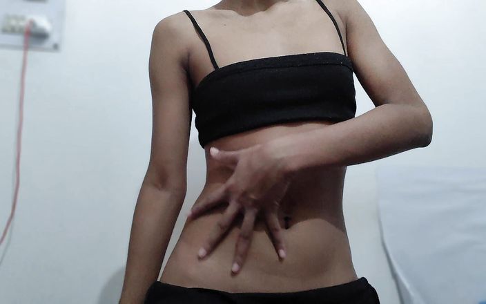 desigirl93: Chica india muestra cuerpo y su coño virgen fresco