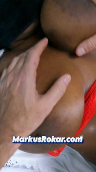 La moglie sposata ebano lascia che il massaggiatore si tocchi e massaggia le sue grandi tette naturali