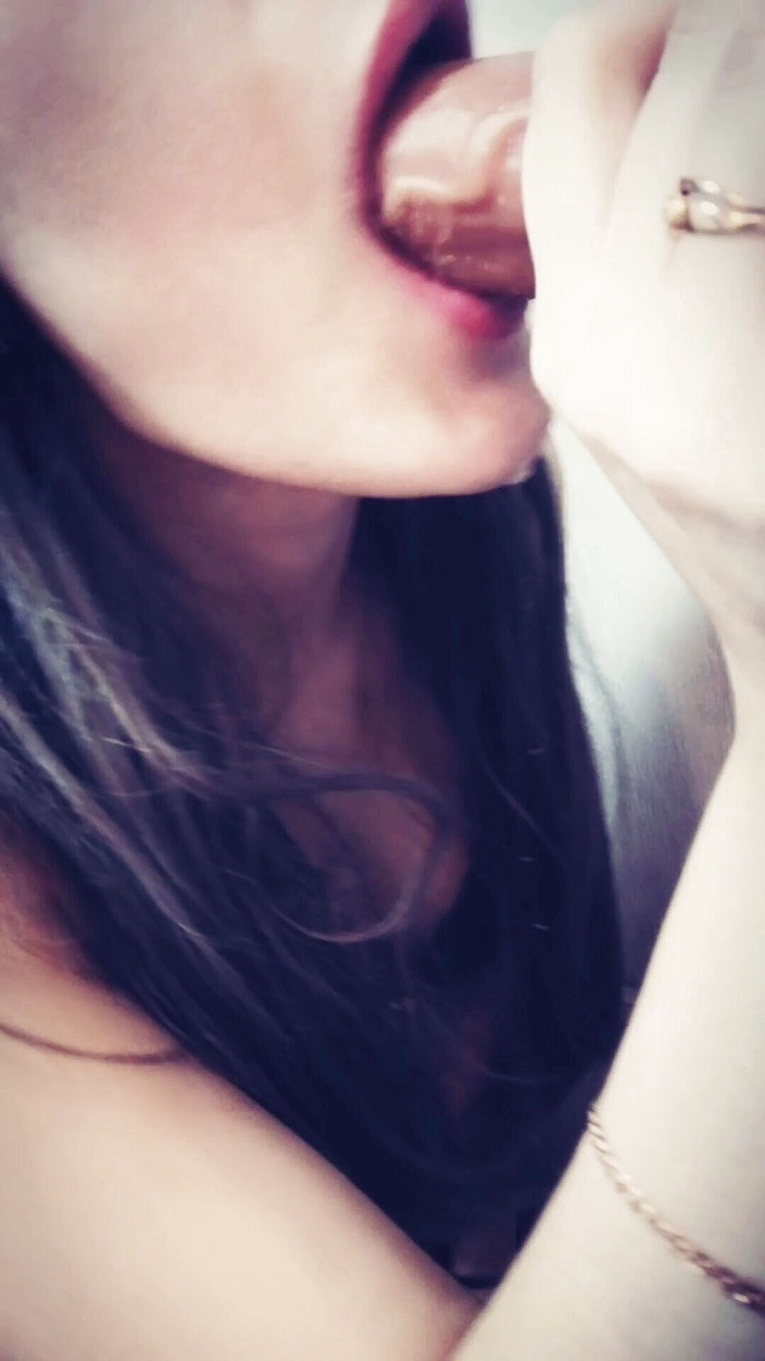 Katy Sikret: Puta chupa un consolador