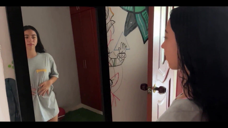 bitchsultry: Mi joven hermanastra latina llega a casa cansada y la...