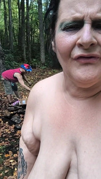 Troia grossa nei boschi stregando come un fiume sta schizzando un laghetto che sborra su quel enorme albero e oltre