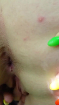 Une Allemande rousse aux yeux verts parle à une baise risquée en public en POV par un inconnu